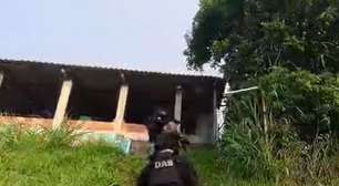 Menina de 13 anos vítima de estupro coletivo foi libertada após ligação informando que ela não era namorada de traficante