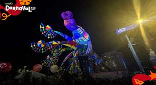 Subida do Galo Gigante reúne multidão em ponte no Recife