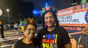 Mãe e filha colecionam memórias com o Galo da Madrugada desde o seu primeiro desfile