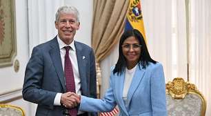 Como os EUA estão vendendo petróleo venezuelano e enviando dinheiro ao governo de Delcy Rodríguez