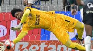 Hugo Souza defende pênalti e fala sobre a fase crescente do Timão