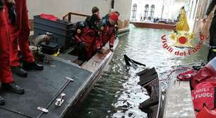 Barco se choca com gôndolas em Veneza e derruba pessoas na água
