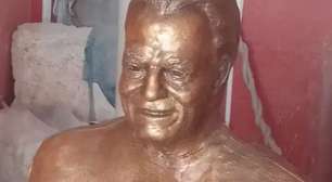 Abel Braga recebe estátua como homenagem de torcedores