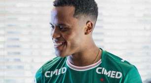 Arias chega ao Brasil e veste a camisa do Palmeiras