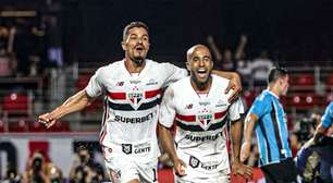 São Paulo vence Grêmio e dormirá na liderança do Brasileirão