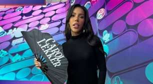 Carol Lekker é oficialmente contratada pelo SBT e se emociona ao receber crachá ao vivo