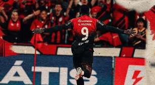 Santos sofre gol no fim, perde para o Athletico-PR e continua sem vencer pelo Brasileirão