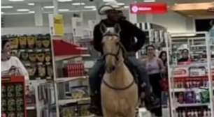 Homem vai às compras em cavalo e causa indignação