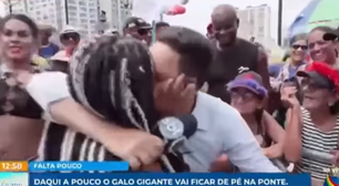 Repórter é beijado e carregado por foliã em pré-carnaval no Recife