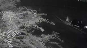 Mulher pula de carro em movimento para escapar de agressões e é salva por policiais no Ceará