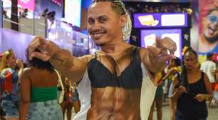 Silvero Pereira aposta em fantasia ousada e se diverte em meio a foliões no carnaval de Salvador