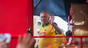 Técnico da Seleção Brasileira, Ancelotti curte o carnaval em Salvador e ouve pedido: "Traz o hexa"