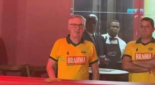 Ancelotti curte carnaval em Salvador e ouve pedido de Léo Santana: 'Coloca o Neymar na Seleção'