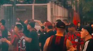 Torcida do Athletico protesta após morte de torcedor em ação da PM