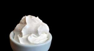 Aprenda a fazer chantilly do zero com 3 ingredientes