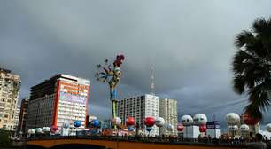 Galo da Madrugada leva multidão às ruas do Recife neste sábado