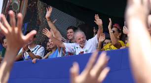 Lula acompanha o Galo da Madrugada acompanhado de Raquel Lyra e João Campos