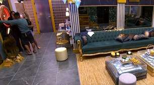 BBB26: Veja o momento em que Boneco tenta apertar botar da desistência