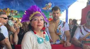 Roberta Miranda curte o Galo da Madrugada com o namorado e beija muito