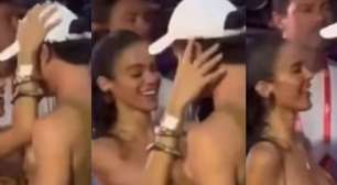 Bruna Marquezine canta música picante para namorado, Shawn Mendes, após beijo em trio elétrico de Ivete Sangalo no Carnaval 2026. Vídeo!