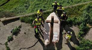 Equipe de resgate recupera cruz símbolo de resistência em Niscemi, na Itália