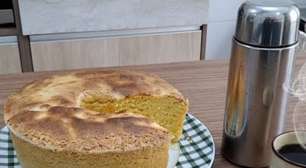 Bolo de leite condensado com milho verde feito no liquidificador, ideal para o seu café da tarde