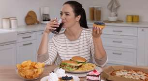 Beber enquanto come faz mal? Veja o que diz a nutricionista