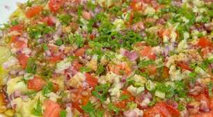 Salada de berinjela no microondas que fica colorida e saborosa, um acompanhamento prático e saudável