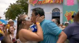Repórter é beijado durante transmissão ao vivo em Olinda; veja vídeo