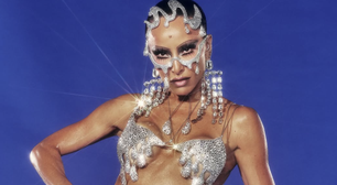 Sabrina Sato aposta em máscara e look ousado para 2º noite de desfile em São Paulo