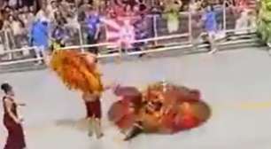 Casal de mestre-sala e porta-bandeira da Acadêmicos do Tatuapé leva tombo após escorregar em óleo na avenida; veja