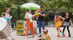 Blocos adaptados garantem a participação de bebês, crianças e idosos na folia em SP e RJ