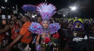 Sabrina Sato comemora vice-campeonato da Gaviões no carnaval de São Paulo