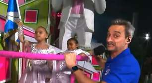 Mini mestre-sala chama irmã de 'irritante' e arranca risadas em entrevista ao vivo no Anhembi