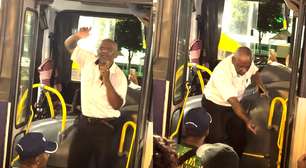 Motorista de ônibus viraliza ao cair na folia após ficar preso em bloquinho de carnaval em MG