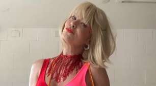 Irônica, Samara Felippo volta a usar plaquinha 'aquela atriz' em bloco de São Paulo