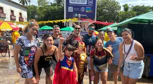 Foliões enfrentam calor para usar fantasias da cultura pop em bloco de Olinda