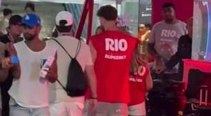 Após classificação no Cariocão, jogadores do Flamengo curtem desfiles na Sapucaí