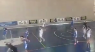 Jogador agride e pisa em árbitro após marcação de falta na Espanha