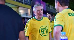 Técnico da Seleção, Ancelotti curte desfiles na Sapucaí