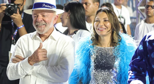 Revoltado, Flávio Bolsonaro diz que vai acionar TSE contra Lula por desfile na Sapucaí