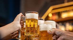 Por que a ressaca piora depois dos 30? A ciência revela a mudança exata no fígado que torna o álcool 'venenoso' depois dos 30