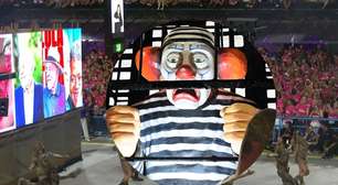 'Ignoraram a comissão de frente': Globo é detonada por 'silêncio' ao carro com críticas a Temer e Bolsonaro, representado por palhaço 'Bozo', em desfile no Rio