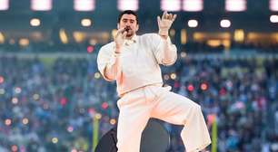 Bad Bunny posa com camisa de gigante clube sul-americano