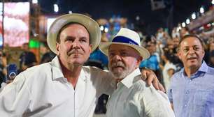 Agentes da PF 'orientam' grupo com camisas da Seleção por críticas contra Lula na Sapucaí