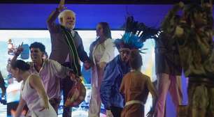 Flávio Bolsonaro anuncia ação no TSE contra PT após homenagem a Lula na Sapucaí