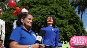 Repórter da Globo ganha boneco gigante em Olinda e brinca ao vivo: 'Para entrevistar Wagner Moura'