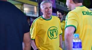 Após 'convite' de Ronaldo, Carlo Ancelotti curte carnaval na Sapucaí; veja fotos