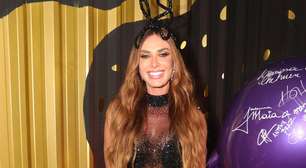 Nicole Bahls leva susto após zíper do look romper no carnaval: 'Acabou de arrebentar'