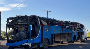 Ônibus com trabalhadores rurais tomba e 6 pessoas morrem no interior de SP